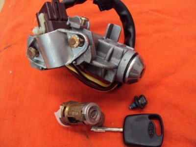 Ignition barrel with key AU2.jpg