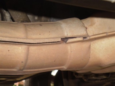 Exhaust crack Ford AU II (Large).JPG