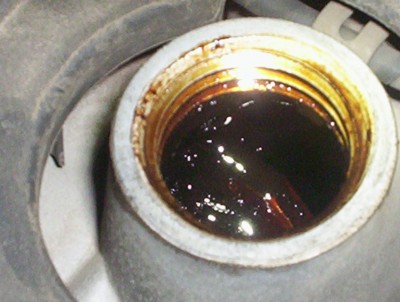 Mazda 323 sedan 7-02 very dirty engine 001.jpg