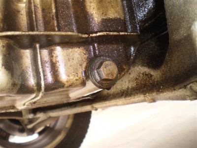 oil found on sump plug (Large).JPG